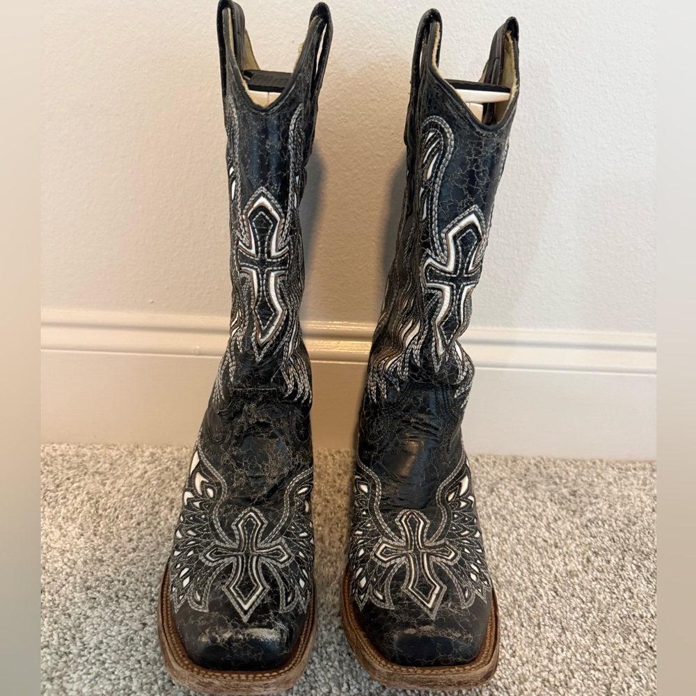 Corral Black and White Embroidered Western Heeled Boots